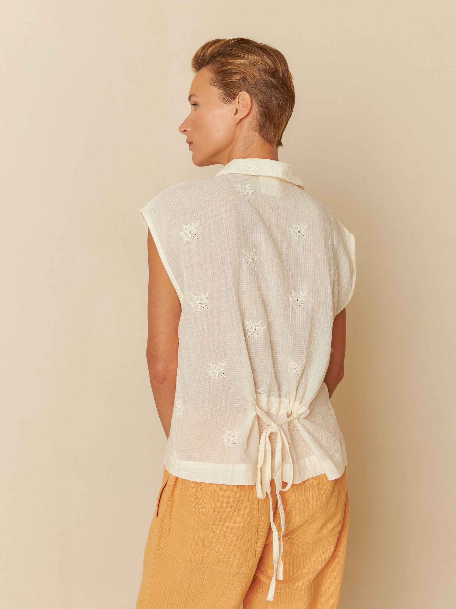 Indi & Cold Collared Sleeveless Blouse With Embroidery