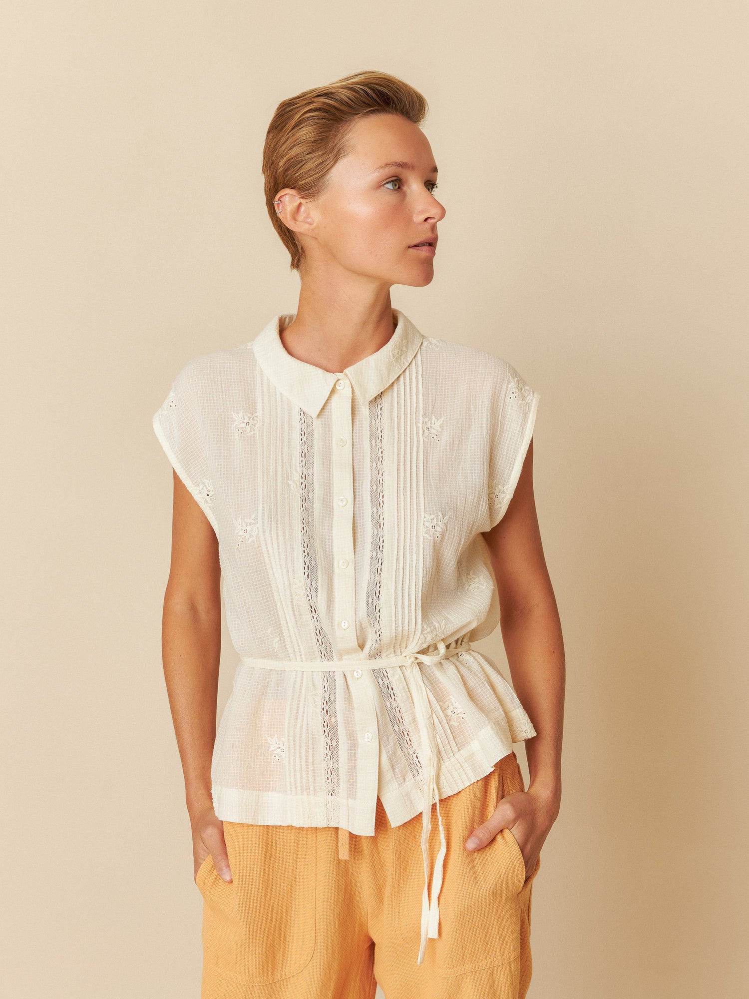 Indi & Cold Collared Sleeveless Blouse With Embroidery