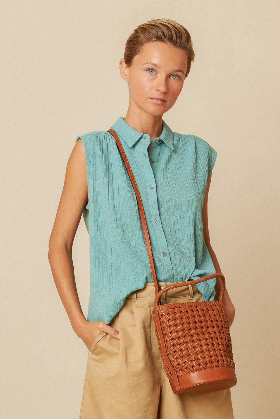 Indi & Cold Collared Crepe Sleeveless Blouse