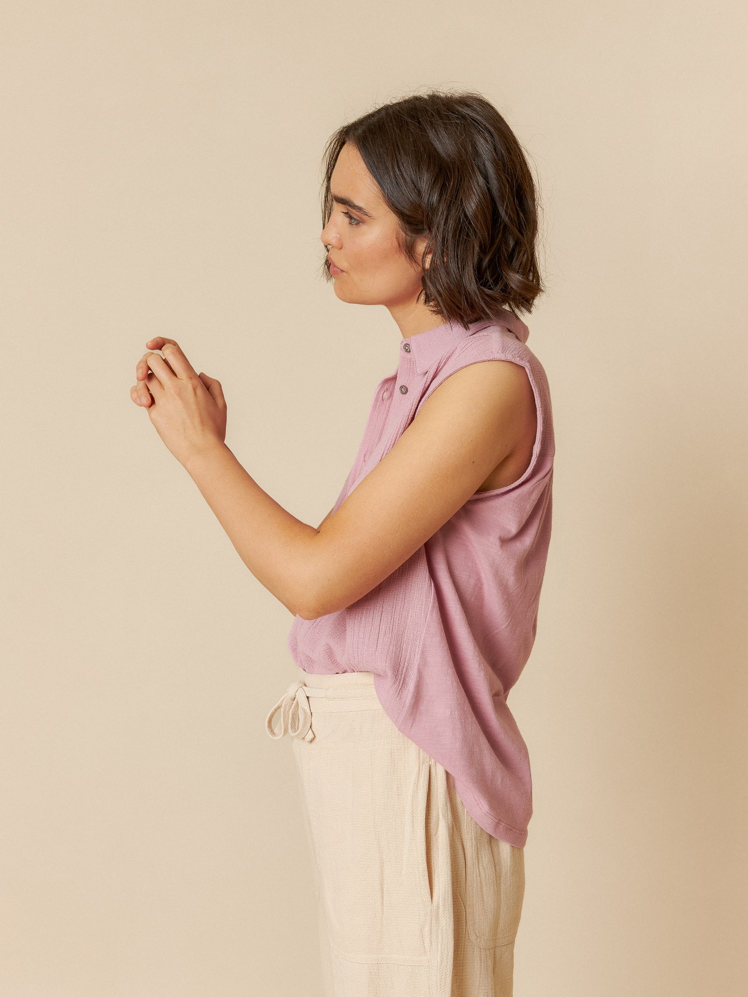 Indi & Cold Collared Crepe Sleeveless Blouse