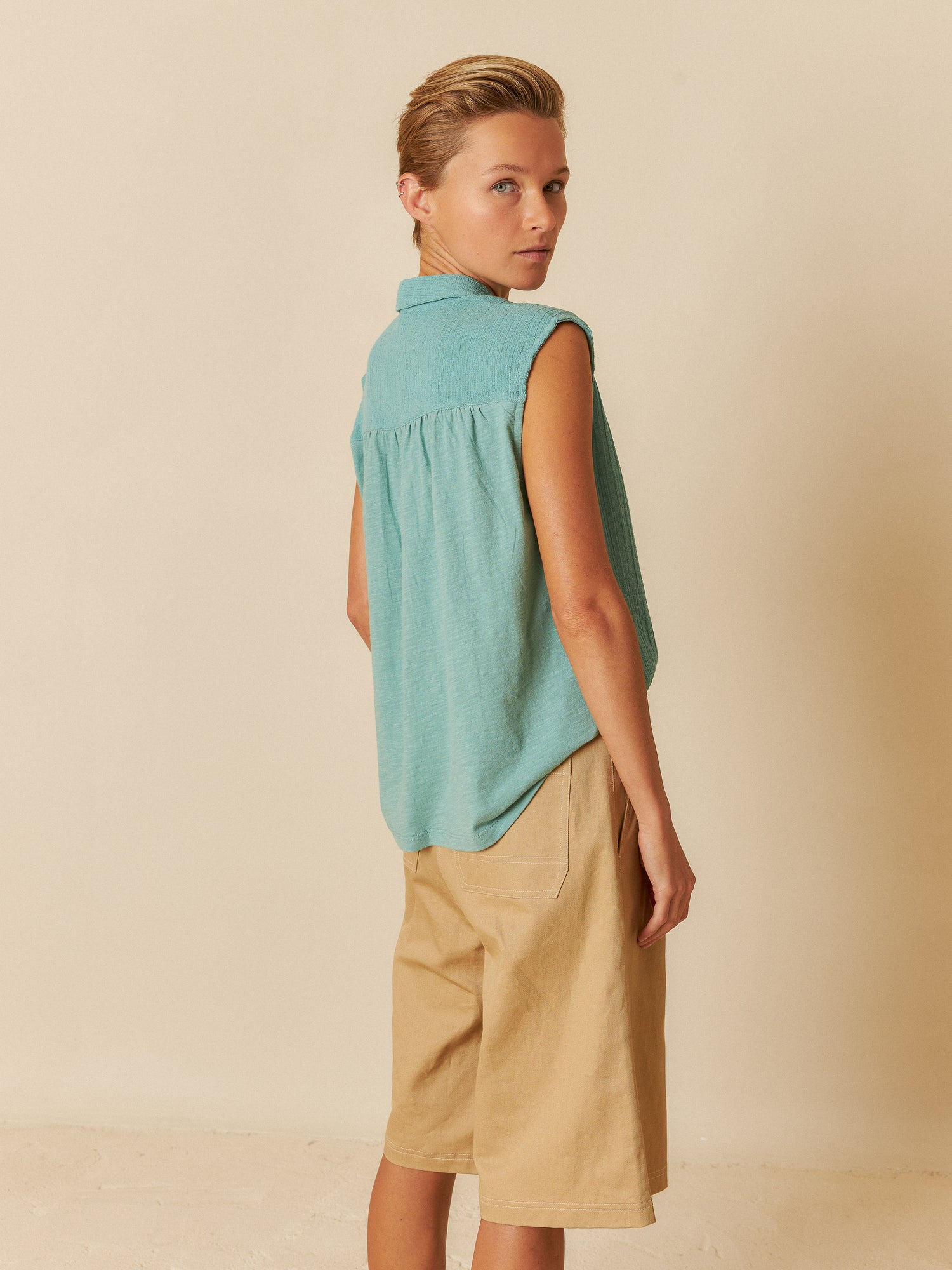 Indi & Cold Collared Crepe Sleeveless Blouse