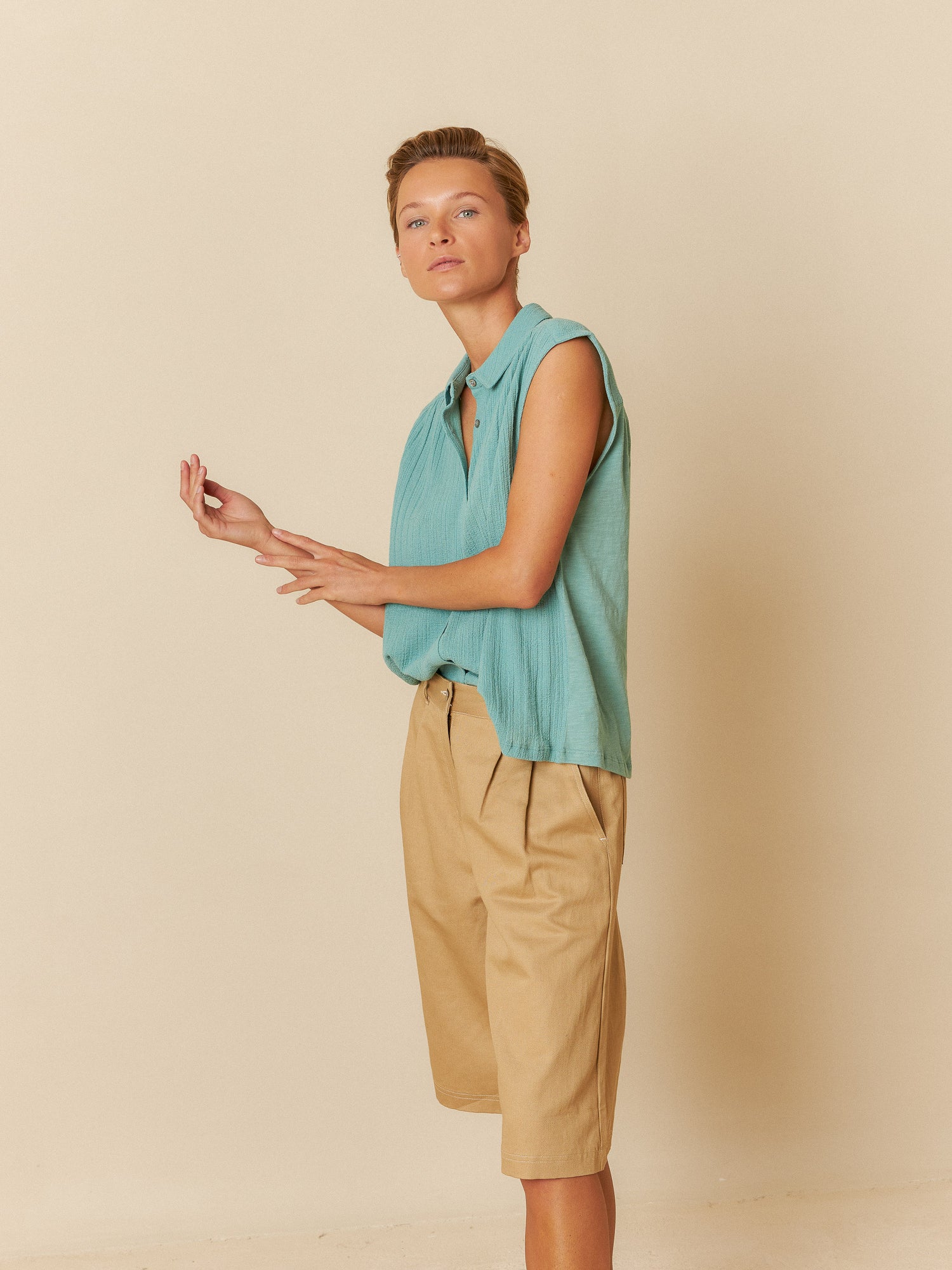 Indi & Cold Collared Crepe Sleeveless Blouse